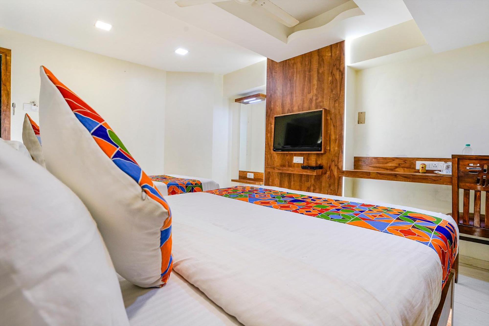 Fabexpress Amber Corp Inn - Nr Nesco Exhibition Center Mumbai Bagian luar foto