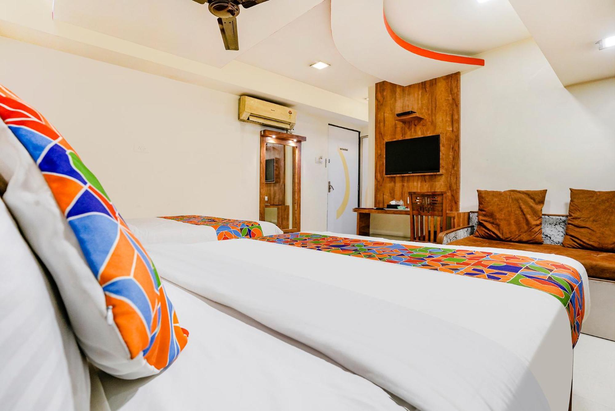 Fabexpress Amber Corp Inn - Nr Nesco Exhibition Center Mumbai Bagian luar foto