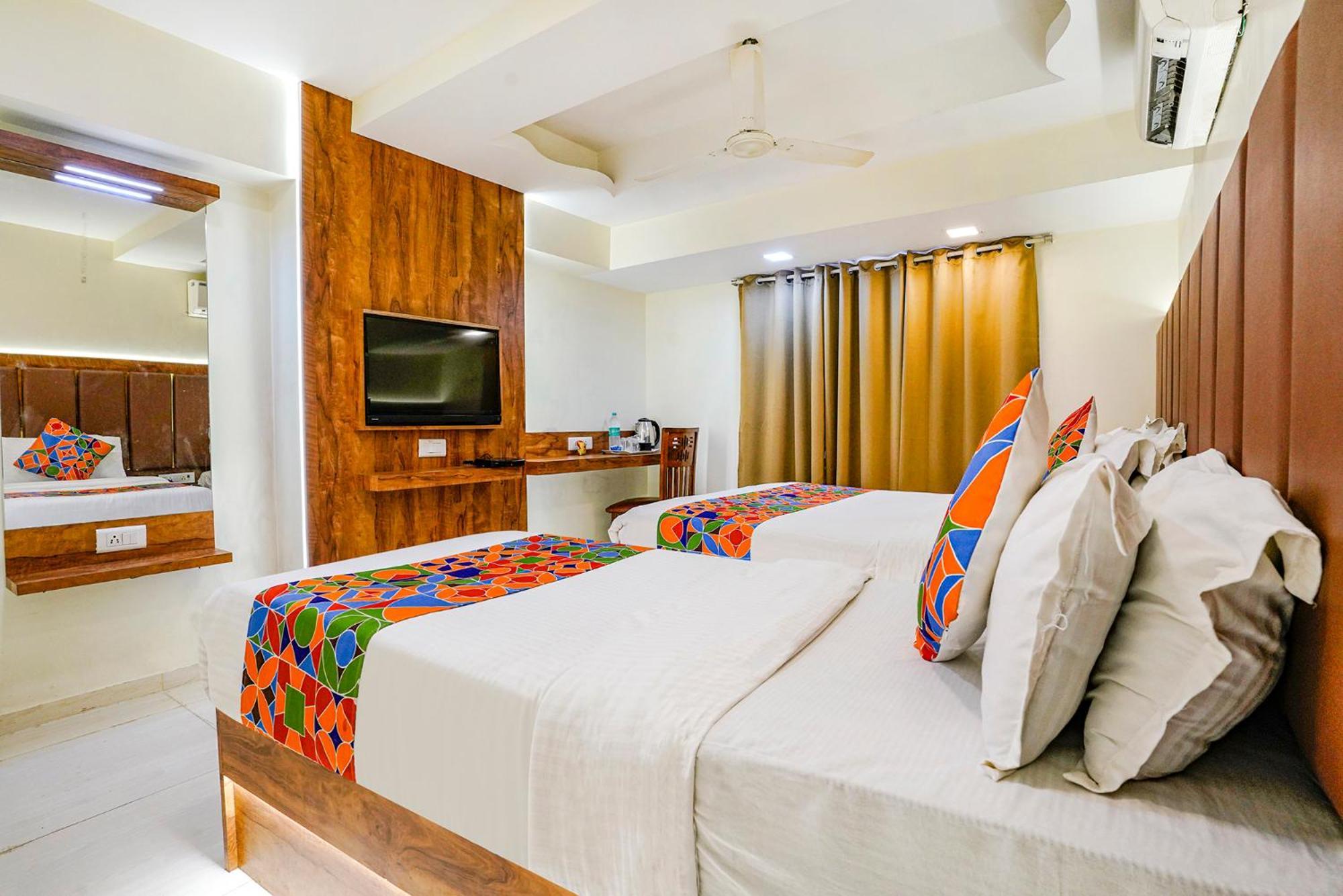 Fabexpress Amber Corp Inn - Nr Nesco Exhibition Center Mumbai Bagian luar foto